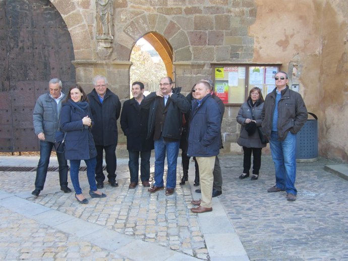 Lambán (PSOE) critica que el PP quiere "entregar" los paradores.