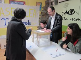 Una militante de Anova vota en la mesa habilitada para ello en Santiago