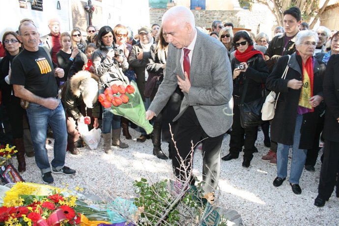 El consejero de Educación, Cultura y Deporte en la tumba de Antonio Machado