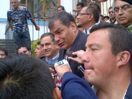 Rafael Correa acude a votar en las elecciones locales