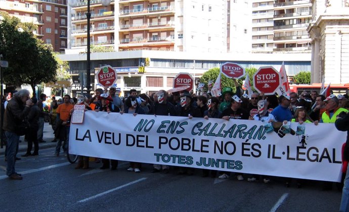 Manifestación convocada por la plataforma Totes Juntes en Valencia