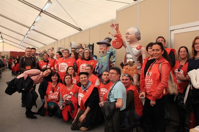 Trabajadores de RTVV posan junto al ninot escogido