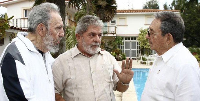 El ex presidente brasileño Luiz Inácio Lula da Silva con Fidel y Raúl Castro