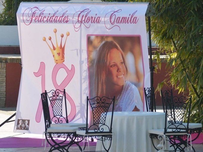 Alfombra de color rosa y corona dorada para los 18 años de Gloria Camila