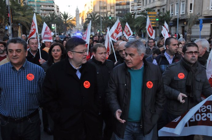 Ximo Puig en la manifestación contra el copago a dependientes en Alicante