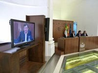 Vara apunta que la "suspensión" de la oposición de la exconsejera "no" significa la anulación de la misma