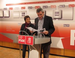 Julio Villarrubia y Mercedes Martín en rueda de prensa.