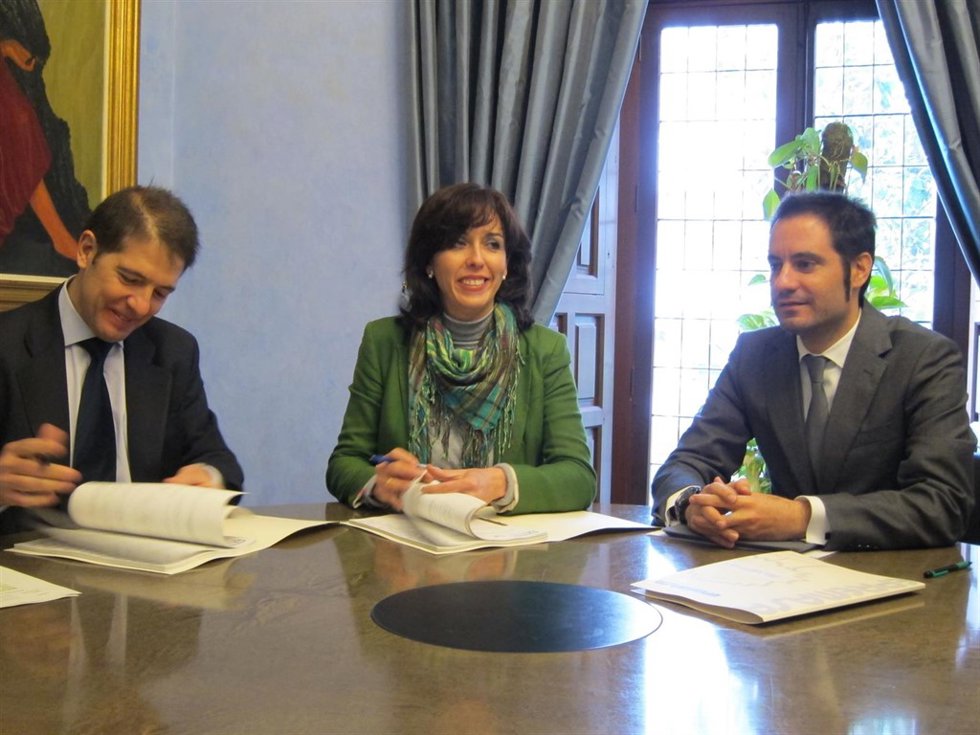 Ceballos (centro), entre Martín y Criado durante la firma del convenio