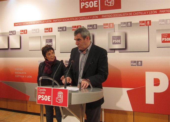 Villarrubia, junto a Mercedes Martín, en una rueda de prensa