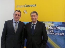 Ángel Pérez (Correos) y José María Seijas (Federación Galega de Comercio)