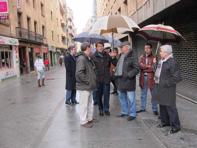 . El Alcalde De Salamanca Junto A Comerciantes De La Calle Azafranal 
