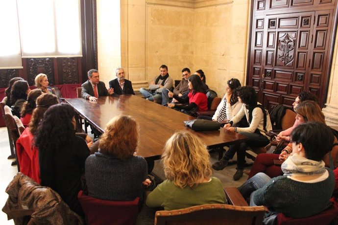 Espadas con trabajadores de dependencia