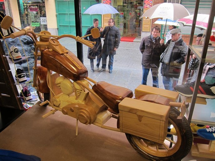 Talla de madera del artista Agapito Pérez en un escaparate de la calle Azafranal
