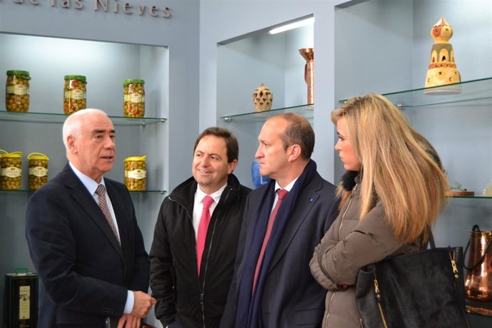 El consejero de Educación, Cultura y Deporte, Luciano Alonso, en Alozaina