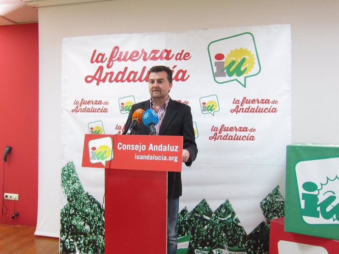 El coordinador general de IULV-CA, Antonio Maíllo, en rueda de prensa en Sevilla
