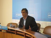 Puy defiende que dimitir "es un verbo que se conjuga en primera persona" y que en el PP hay "un código ético"