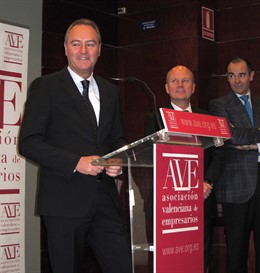 Alberto Fabra atiende a los periodistas antes de la asamblea de AVE