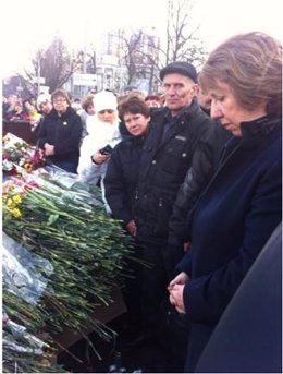 Ashton rinde homenaje a las víctimas en Kiev