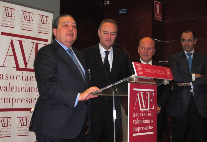 El presidente de AVE, Vicente Boluda, interviene junto a Fabra, Buch y Llombart.