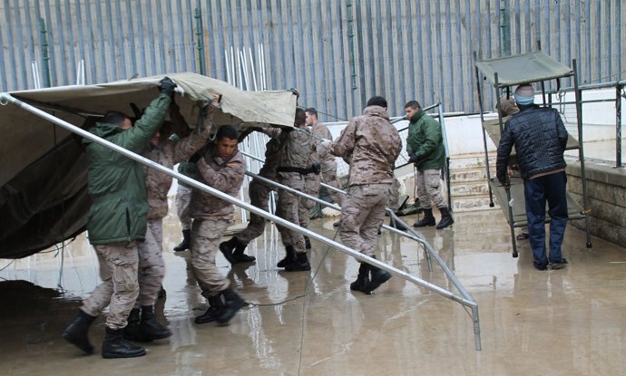 Montaje de tiendas de campaña y literas militares en el CETI