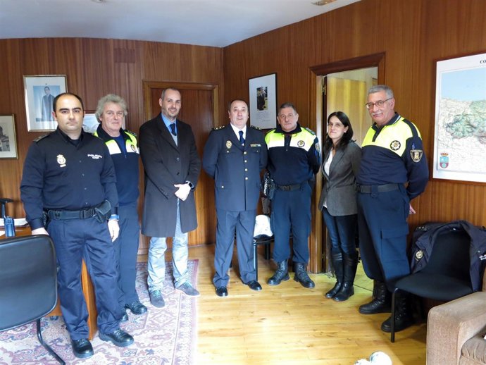 Visita a las instalaciones de los cuerpos de policía Nacional y Local
