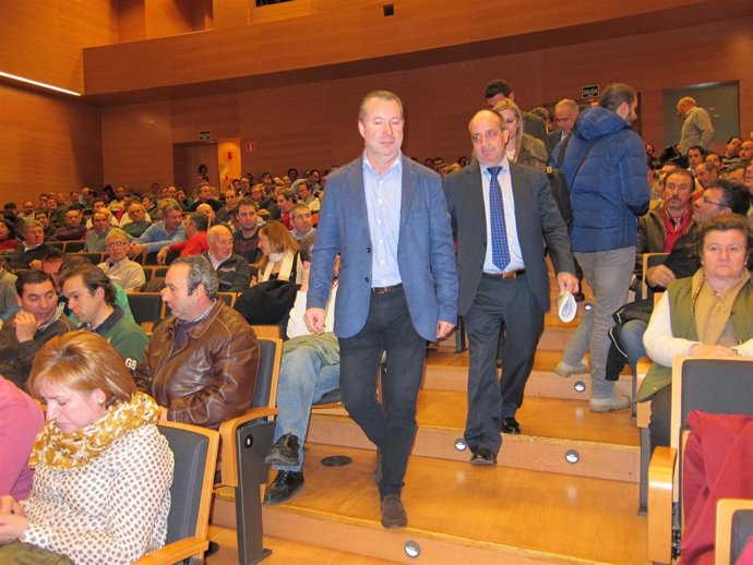 Donaciano Dujo llega a la asamblea general de Asaja Salamanca