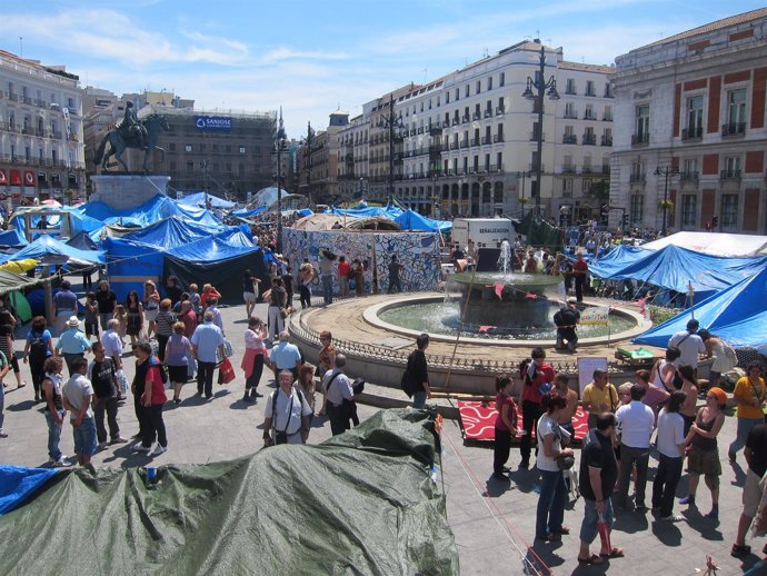 Los Acampados Limpian La Plaza De Sol En Su Último Día