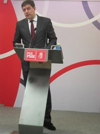 Besteiro, "avergonzado" por las palabras de Feijóo sobre que "no llegó la democracia" a Andalucía, le exige una disculpa