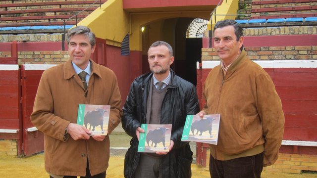 El delegado de la Junta en Huelva, José Fiscal, junto a los empresarios Merced.