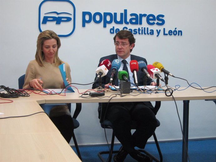 Alfonso Fernández Mañueco, acompañado por Alicia García, en rueda de prensa