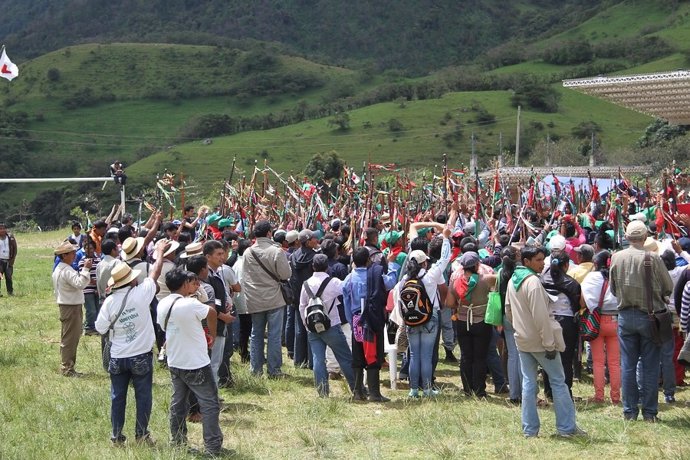 Indígenas abandonan casas en enfrentamiento con las FARC