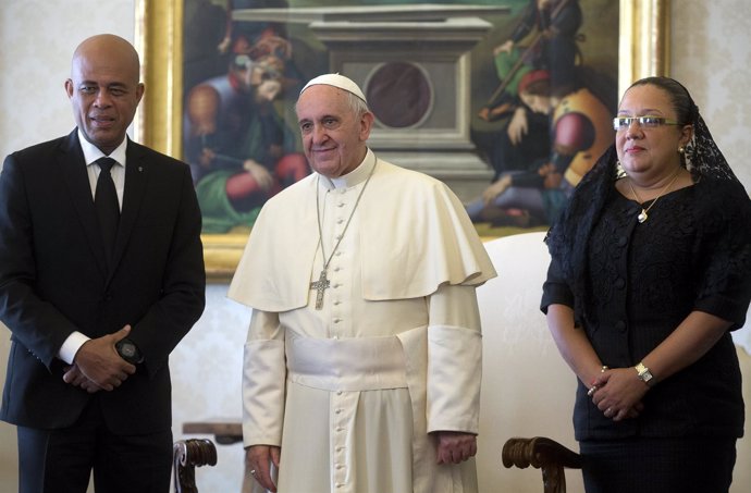 Papa Francisco con el presidente de Haití, Martelly, y su esposa