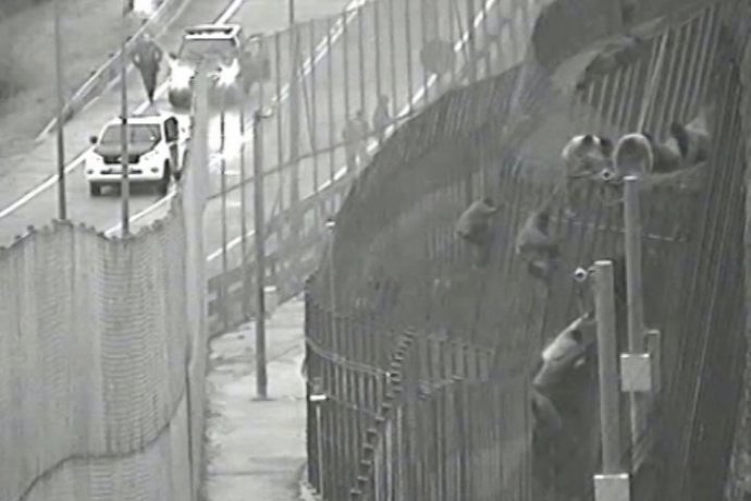 Agentes e inmigrantes se lanzan objetos en Melilla