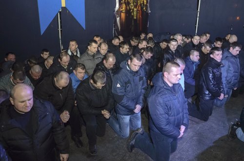 Policia de LVIV en Ucrania pide perdón de rodillas por los disturbios