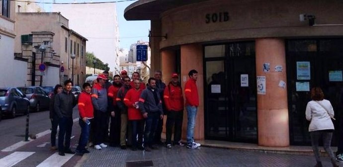 Trabajadores Coca-Cola Palma escenificando su paso a la cola del paro