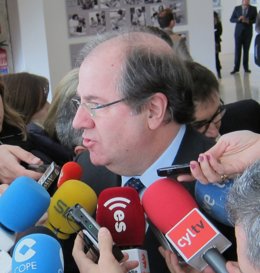 El presidente de la Junta, Juan Vicente Herrera, atiende a los medios