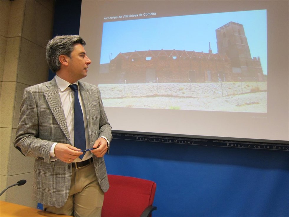 Lorite observa una imagen de la antigua alcoholera de Villaviciosa