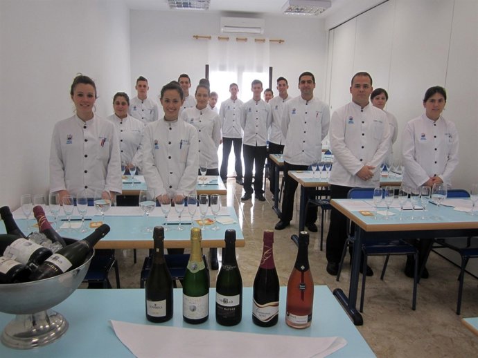 Algunos de los alumnos que realizaron el curso del cava en 2013