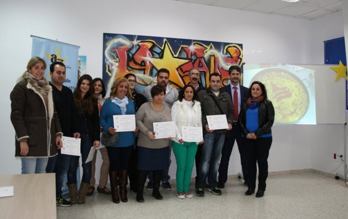 Cañadilla (2º dcha.) con responsables de la asociación y alumnos del curso
