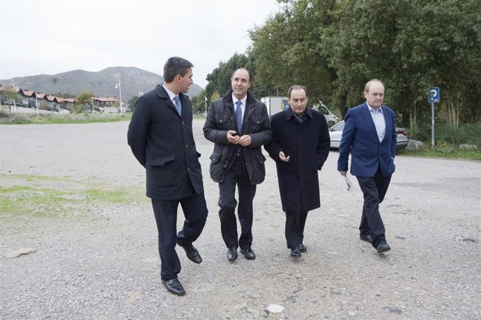 Foto de archivo de la visita a la parcela del tercer instituto en noviembre