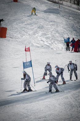 Esquiadores disfrazados disfrutando del Carnaval en la estación de Aramón Cerler