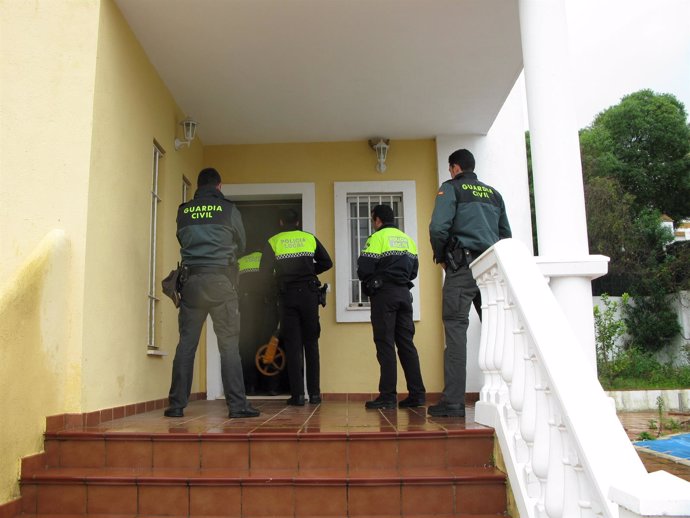 Agentes de la Guardia Civil en una vivienda de Ayamonte. 
