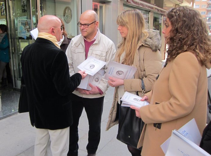 Reparto de folletos sobre pobreza energética en Jaén