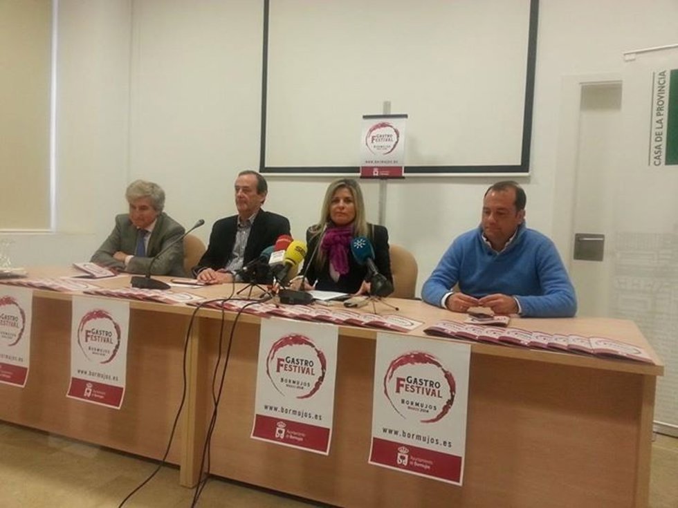 La alcaldesa de Bormujos y demás de representantes durante la presentación