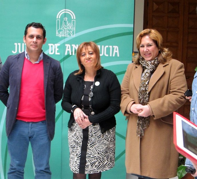 Purificación Gálvez (centro), junto a Raúl Perales y Ángeles Jiménez.