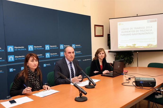 Hernández, en el centro, en la presentación de acciones vinculadas a gastronomía