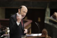 Rubalcaba replica a Rajoy: "¿En qué país vive usted?"
