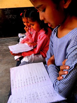 Niñas en uno de los colegio de Pratham