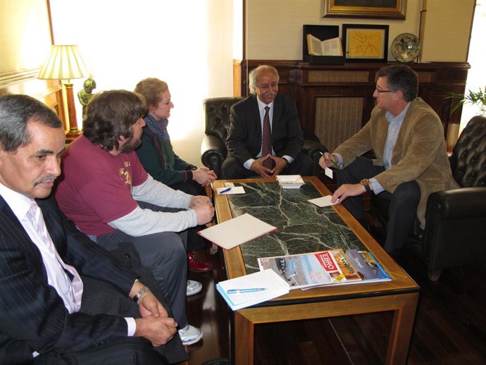El alcalde con la delegación saharaui
