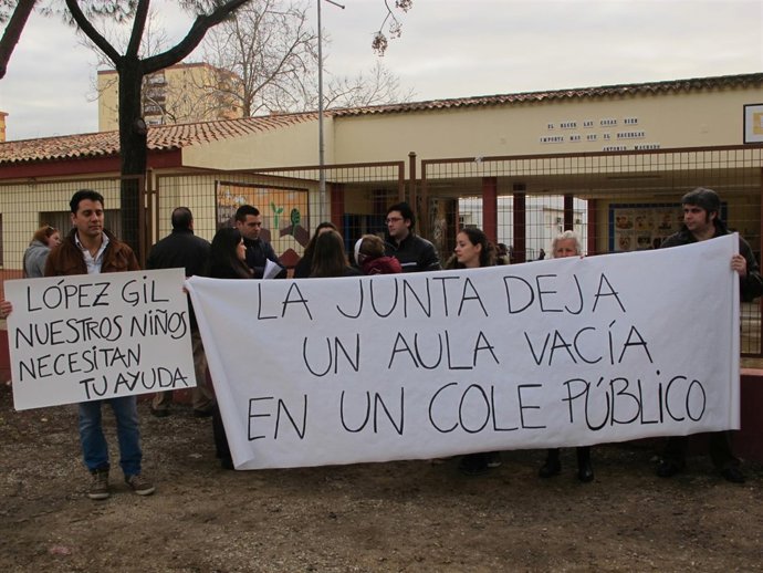 Protesta para la reapertura de una línea de 4 años en Colegio Antonio Machado